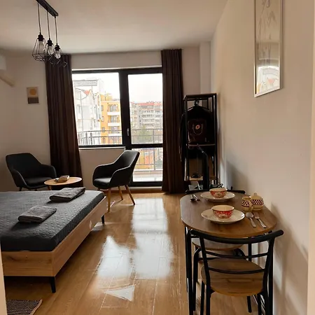Rest & Reset Lazur - 10 Min To & Sea Garden Apartment