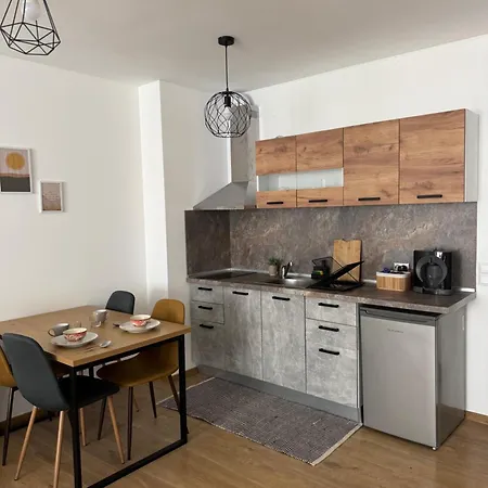Rest & Reset Lazur - 10 Min To & Sea Garden Apartment
